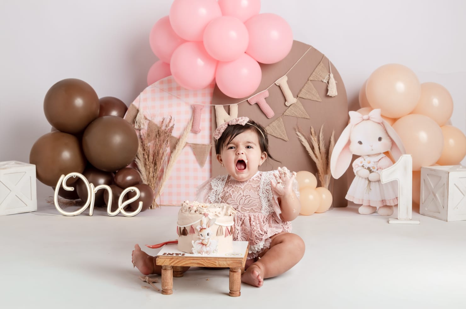 Inti con el pastel de cumpleaños smash